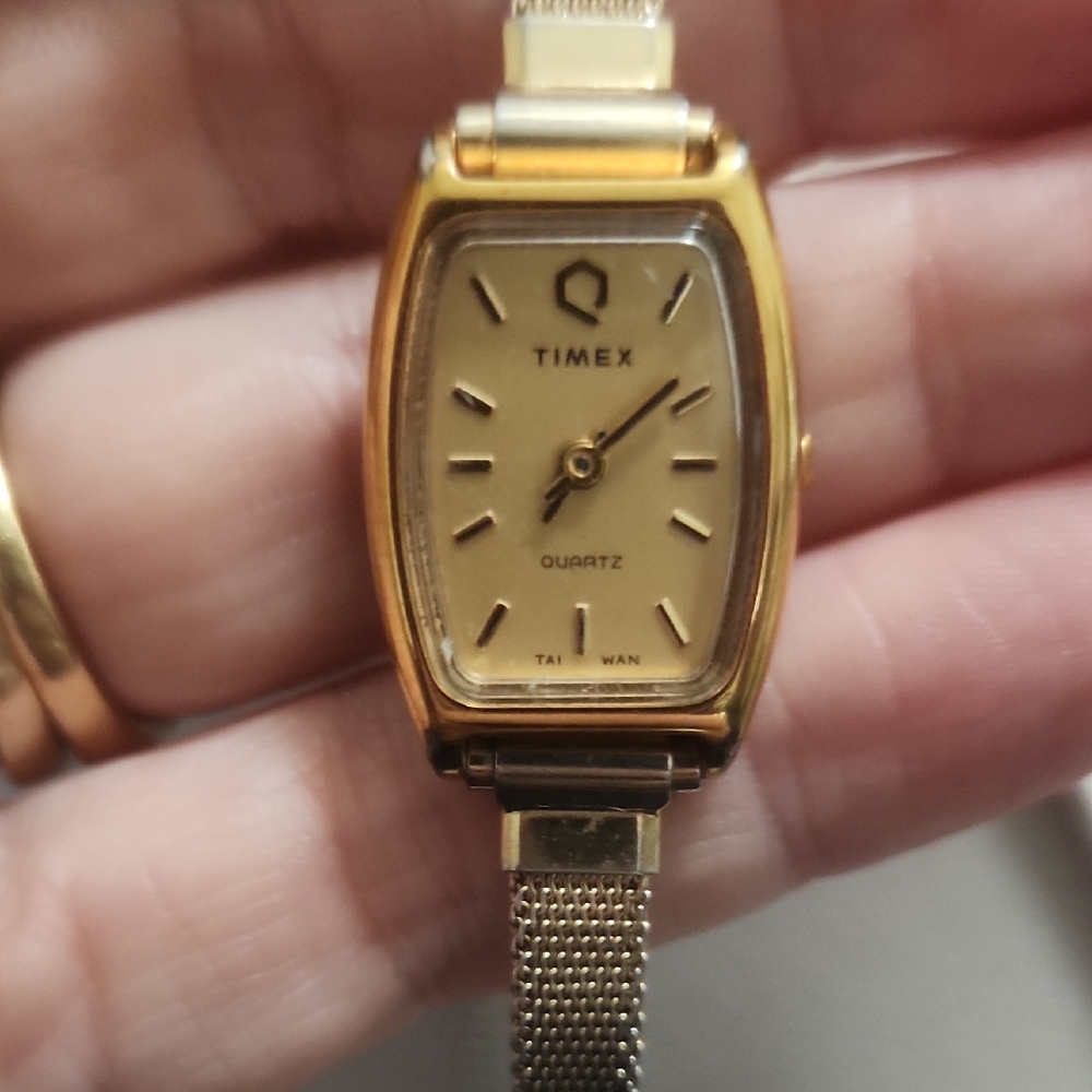 Vintage‎ Timex Gold-Tone Mesh Band Watch